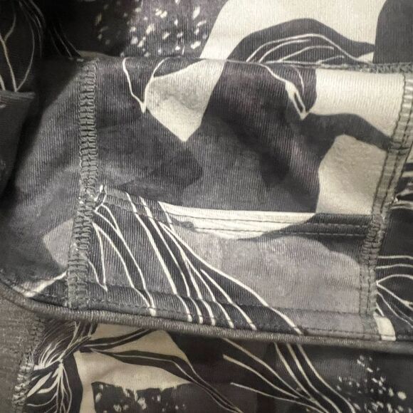 Athleta Women's Gray/White Tropical Flow Floral Chaturanga Yoga Leggings, Size M - Picture 5 of 8